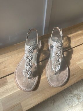 b.o.c. by Born Women's Champagne/Gold Floral T-Strap Slingback Sandals Sz 8